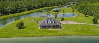 Sleeps 20. Spacious 7-bedroom house in Callahan just 15 min from Jax airport.