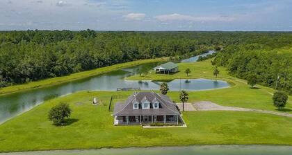 Sleeps 20. Spacious 7-bedroom house in Callahan just 15 min from Jax airport.