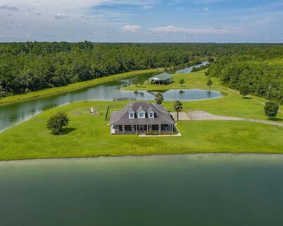 Sleeps 20. Spacious 7-bedroom house in Callahan just 15 min from Jax airport.