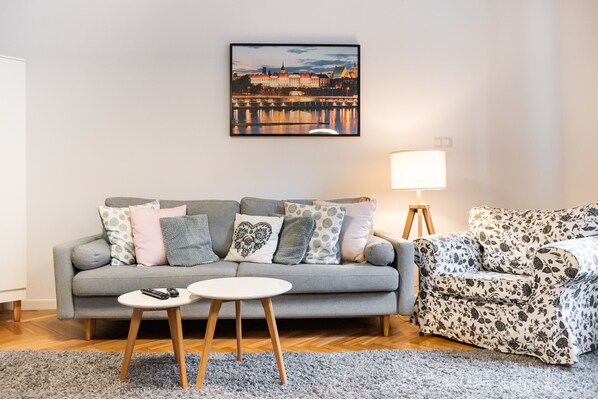 TV, books - Old Town Market Place Apartment (Warszawa)
