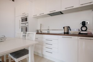 Kühlschrank, Mikrowelle, Ofen, Geschirrspüler