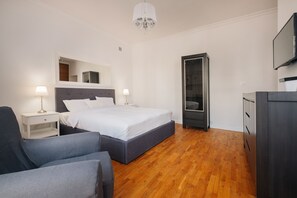 Iron/ironing board, WiFi, bed sheets