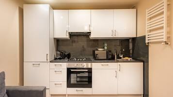 Een koelkast, een magnetron, een oven, een vaatwasser