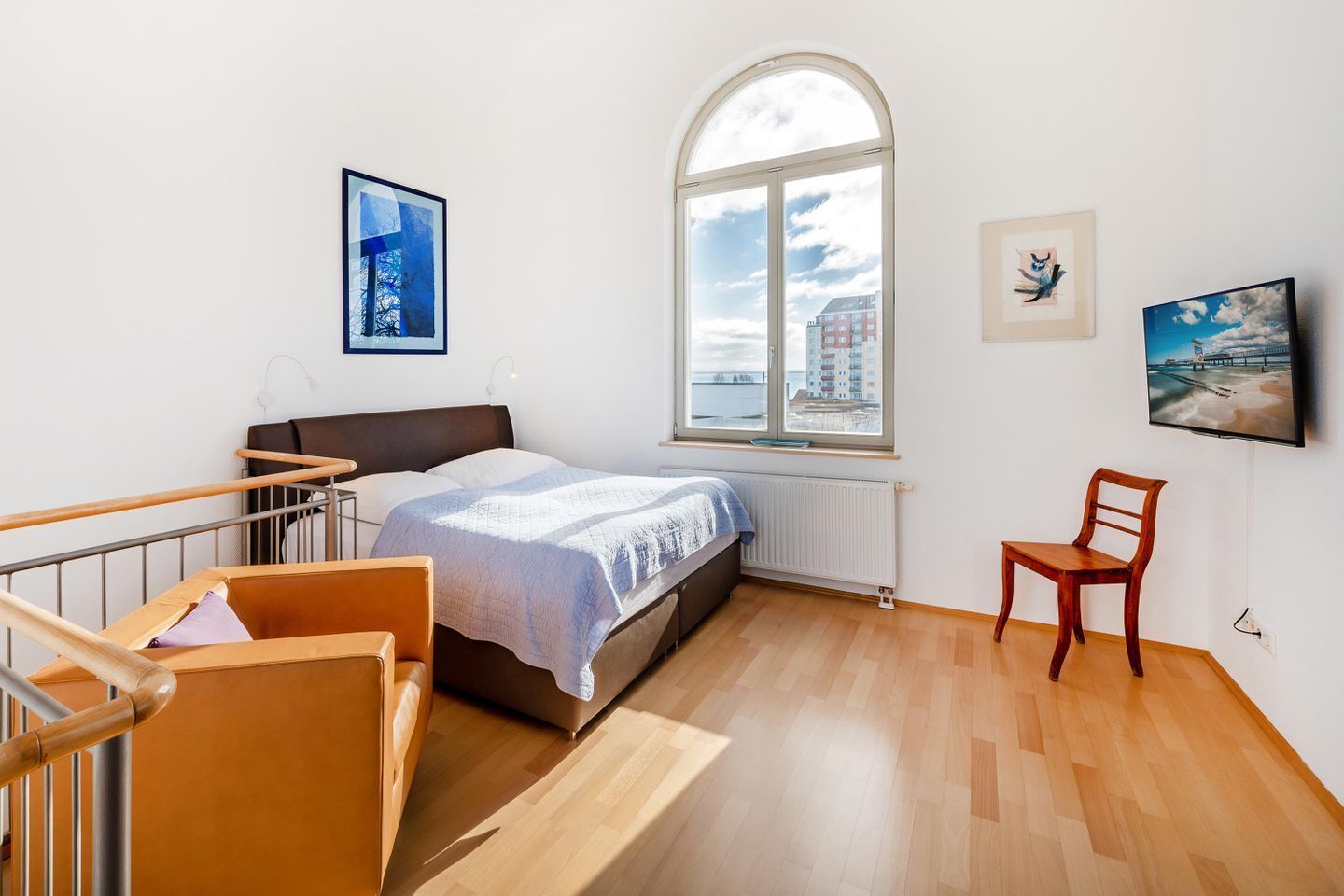 2 bedrooms, desk, WiFi