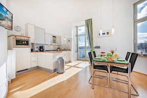 Kaffe- och tebryggare, kylskåp, mikrovågsugn och ugn