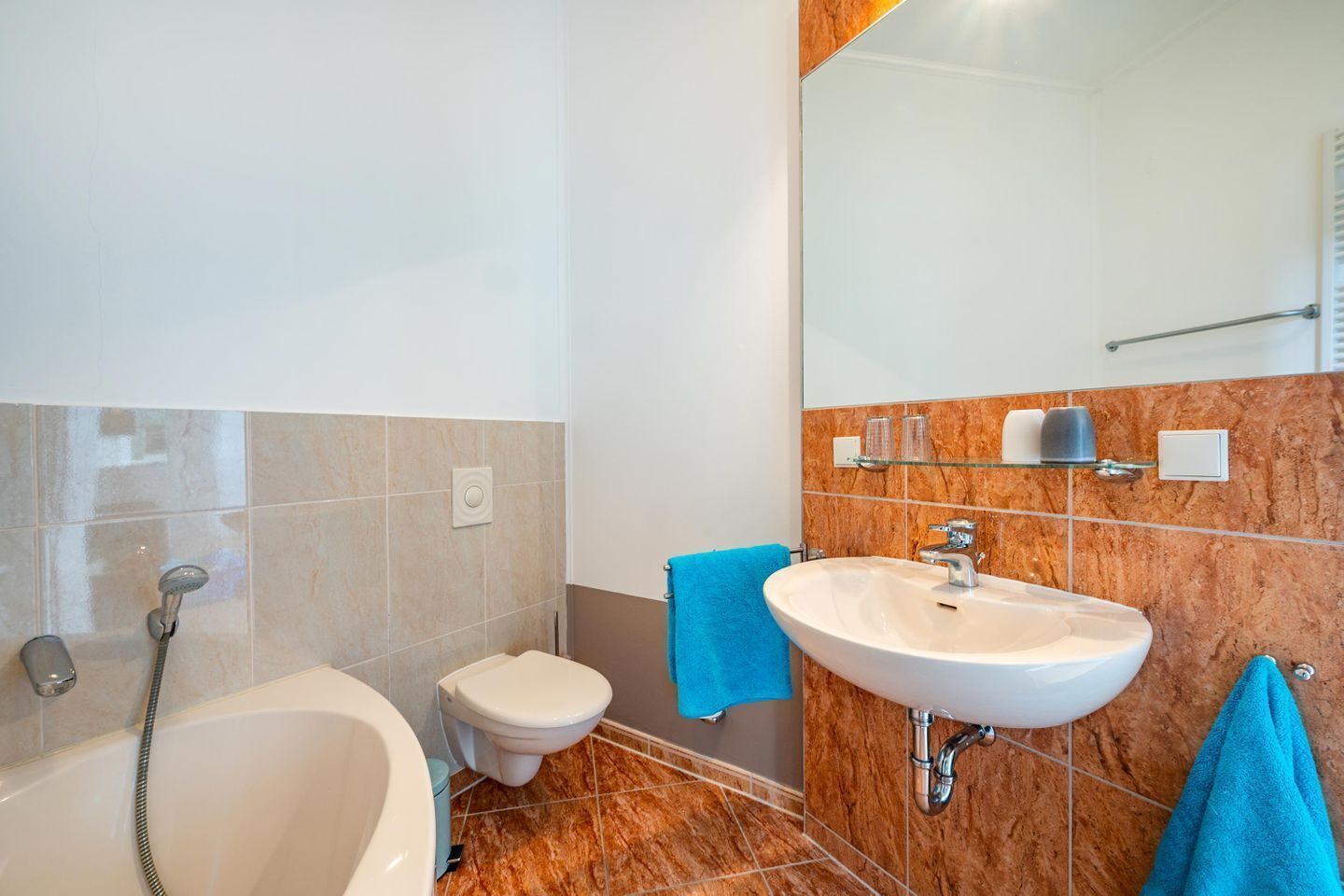 Ein Badezimmer mit Badewanne, Toilette und Waschbecken.