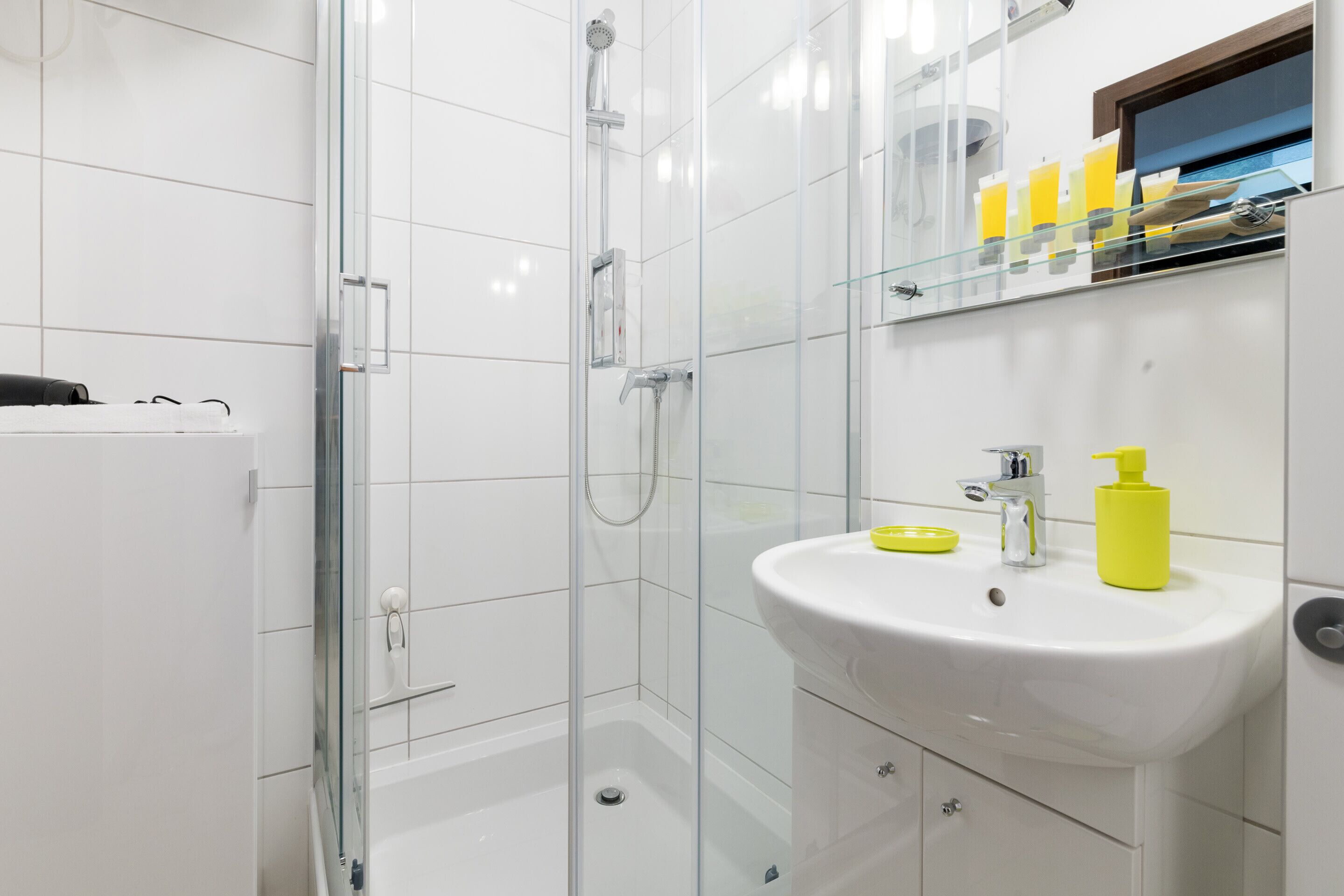 Dusche, kostenlose Toilettenartikel, Haartrockner, Handtücher