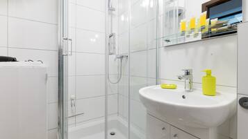 Dusche, kostenlose Toilettenartikel, Haartrockner, Handtücher