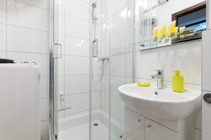 Shower, free toiletries, hair dryer, towels - Mokotów Cosy House Studio (Warszawa)