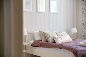 Iron/ironing board, WiFi, bed sheets