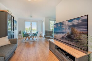 Tv, tv-spel, ett bordtennisbord och en stereo