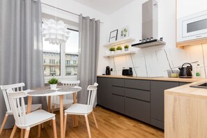 Kühlschrank, Mikrowelle, Ofen, Geschirrspüler