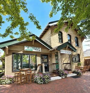 Un bâtiment en briques avec une enseigne indiquant « Riverview Lodges » et un café appelé « Green Door Café ».