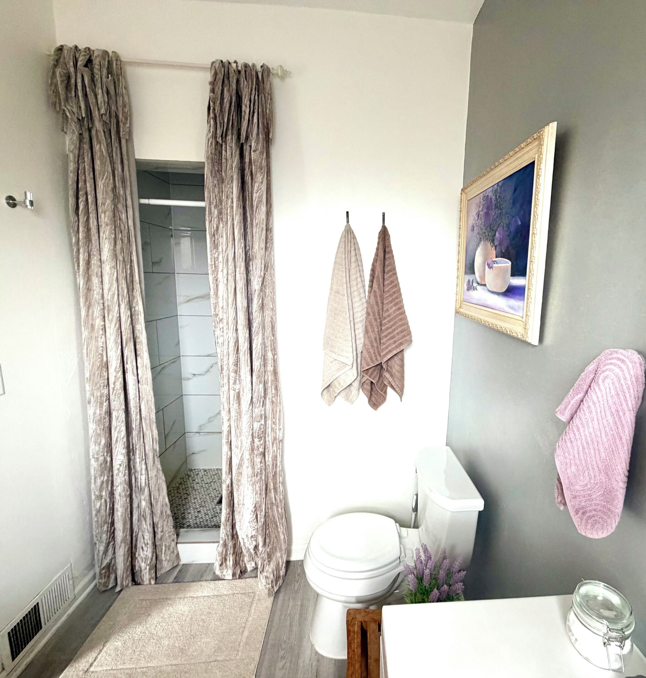 Une salle de bain équipée d’une douche, de toilettes, d’un lavabo et de serviettes.