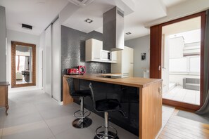 Réfrigérateur, micro-ondes, four, cafetière/bouilloire