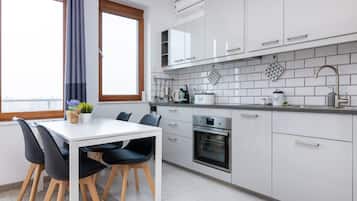 Fridge, oven, dishwasher, coffee/tea maker
