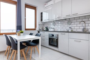 Frigorífico, horno, lavavajillas y cafetera o tetera