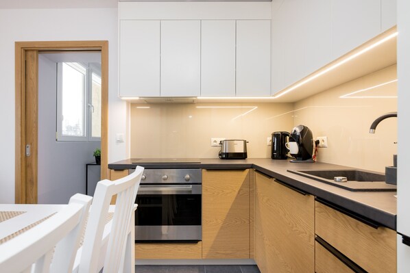 Oven, dishwasher, coffee/tea maker, toaster