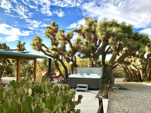 The Joshua Tree Hideaway w/ hot tub. Children and Pet friendly