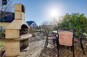 Outdoor dining - DHH Golfblick - Ruhig Gelegene Dhh,150 m vom Wolgastsee, für Max. 6 Personen, mit Kamin und Wlan (Korswandt)