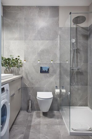 Dusche, Haartrockner, Handtücher, Seife