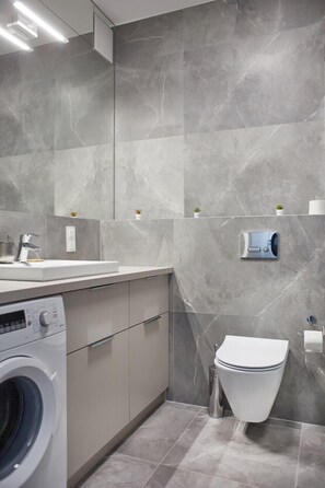 Shower, hair dryer, towels, soap - Metro Imielin 9th Floor Apartment (Warszawa)