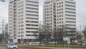 Ein modernes Mehrfamilienhaus mit mehreren Etagen und Balkonen.