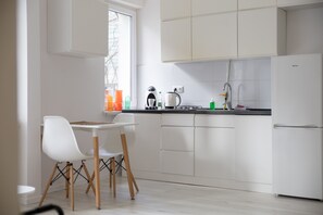 Fridge, microwave, oven, dishwasher - Rondo ONZ Sunny Apartment (Warszawa)