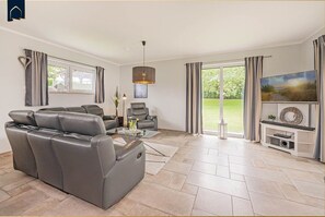 TV, fireplace, stereo - Ferienhaus Zirchow 3 - Modernes, 125 m² Ferienhaus für bis zu 8 Gäste, Garten, Grillmöglichkeiten, (Zirchow)