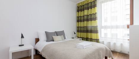 1 dormitorio, tabla de planchar con plancha, wifi y ropa de cama