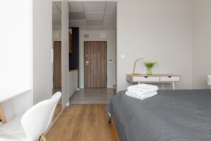 Iron/ironing board, WiFi, bed sheets