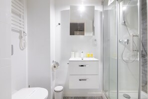 Douche, sèche-cheveux, serviettes fournies