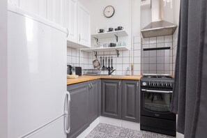 Kühlschrank, Ofen, Wasserkocher mit Kaffee-/Teezubehör, Toaster