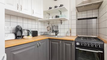 Køleskab, ovn, kaffe-/temaskine, brødrister