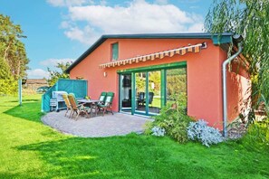 Outdoor dining - Ferienhaus Zirchow 2 - Liebevoll Ausgestattetes Ferienhaus mit Garten, Grillmöglichkeiten und Wlan (Zirchow)