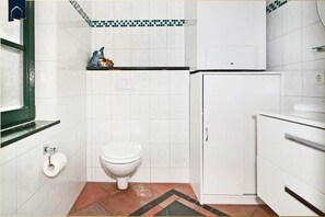 Unclassified image, 4 of 32, button