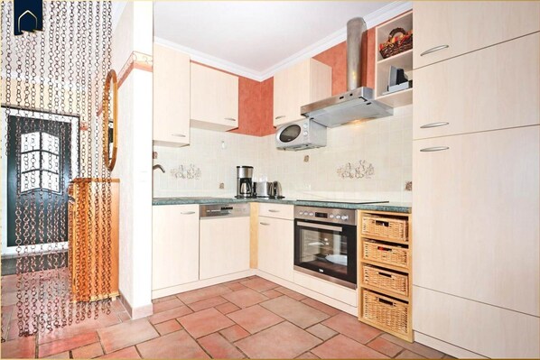 Fridge, microwave, oven, stovetop - Ferienhaus Zirchow 2 - Liebevoll Ausgestattetes Ferienhaus mit Garten, Grillmöglichkeiten und Wlan (Zirchow)