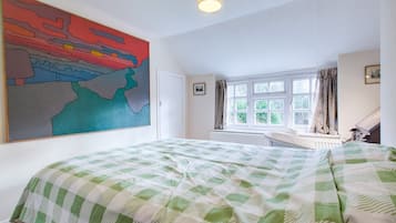 2 bedrooms, iron/ironing board, WiFi, bed sheets