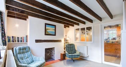 Charming Hilltop Cottage with Panoramic Views