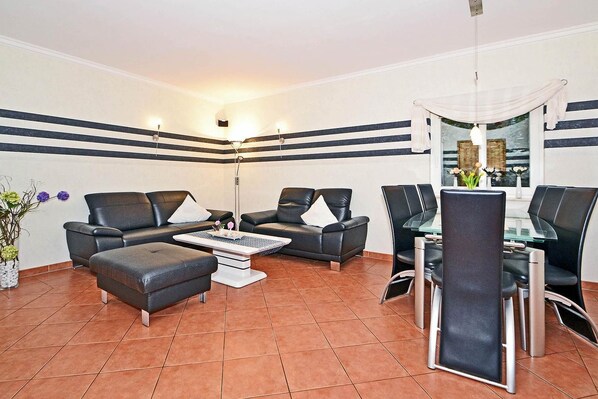 TV, fireplace, stereo