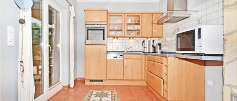 KĂŒhlschrank, Mikrowelle, Ofen, Herdplatte