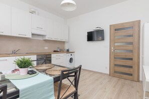Kühlschrank, Mikrowelle, Ofen, Geschirrspüler