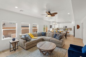 Smart TV, ping pong - Pura Vida Paradise | Private Hot Tub, Community Pool, And More! (Washington)