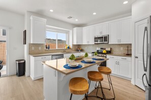 Fridge, microwave, oven, stovetop - Pura Vida Paradise | Private Hot Tub, Community Pool, And More! (Washington)