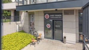 Un edificio moderno con un letrero que dice 'Chef Panda', indicando un restaurante chino de alta cocina.
