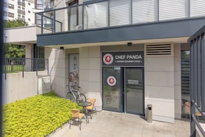 Un edificio moderno con un'insegna che riporta 'Chef Panda', indicante un ristorante gourmet cinese.