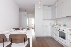 Kühlschrank, Mikrowelle, Ofen, Geschirrspüler