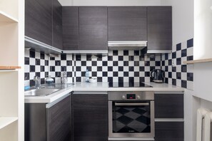 Een koelkast, een magnetron, een oven, een vaatwasser