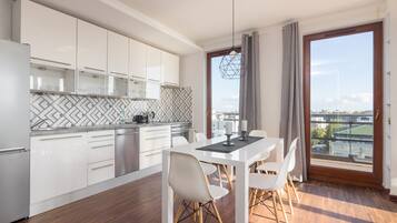 Réfrigérateur, micro-ondes, four, plaque de cuisson