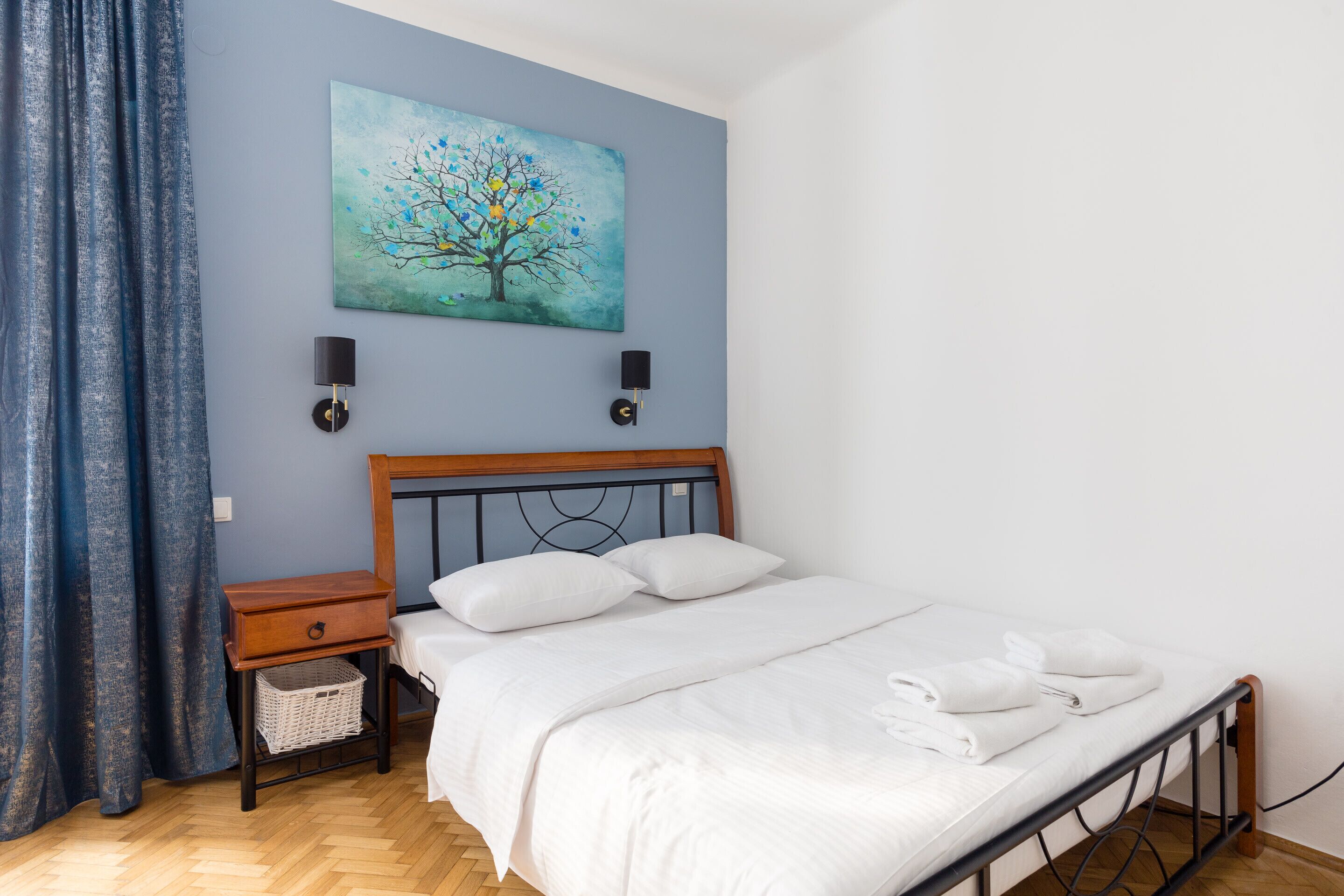 Iron/ironing board, WiFi, bed sheets